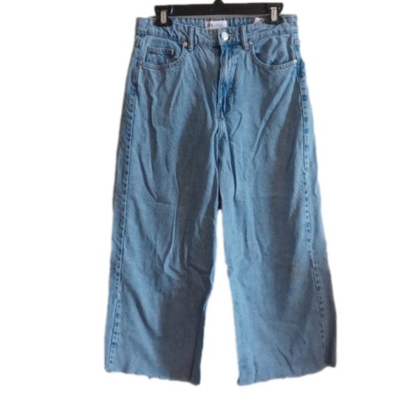 Zara wide leg cropped lightwash jeans. Size 6. Slight distressing. Symmer Time!! - Picture 1 of 15